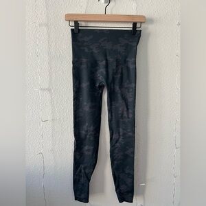 Spanx Leggings | Medium | Black Camo